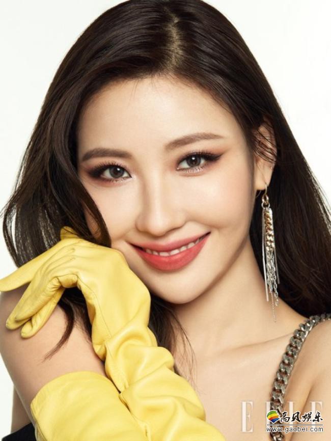韩国女模特risabae受邀为某杂志最新一期拍摄写真，展示出俏丽性感模样