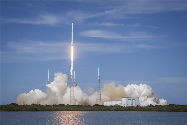 SpaceX发射中故意摧毁火箭，对新载人龙飞船发射逃生系统进行关键测试