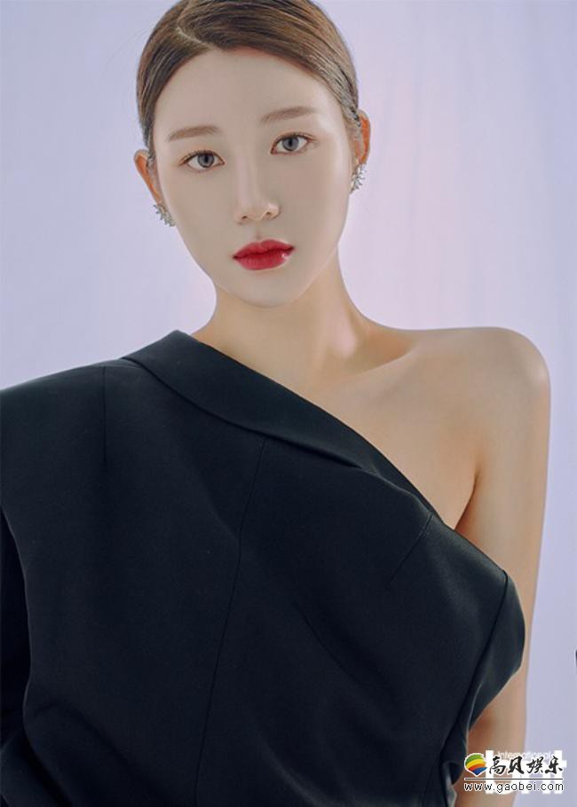 李多仁近日为某杂志最新一期拍摄时装写真,时尚服装搭配展示出别样