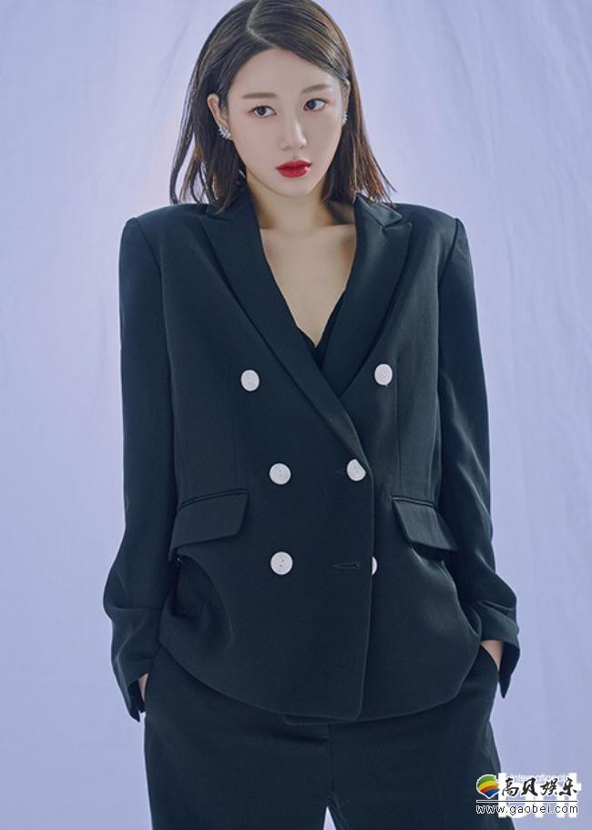 李多仁近日为某杂志最新一期拍摄时装写真,时尚服装搭配展示出别样
