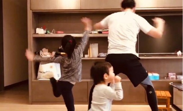 朱亚文又晒出带着俩女儿乱舞画面，而对于自己的舞姿朱亚文也是不忘调侃