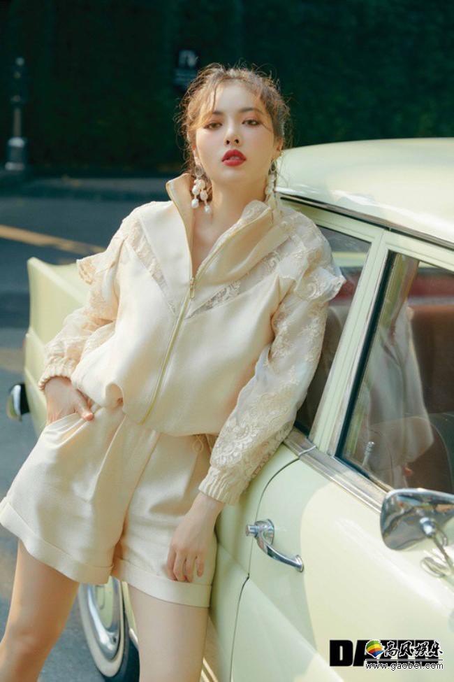 韩国女艺人泫雅的一组最新杂志写真近日在网上曝光，吸引了广大粉丝目光