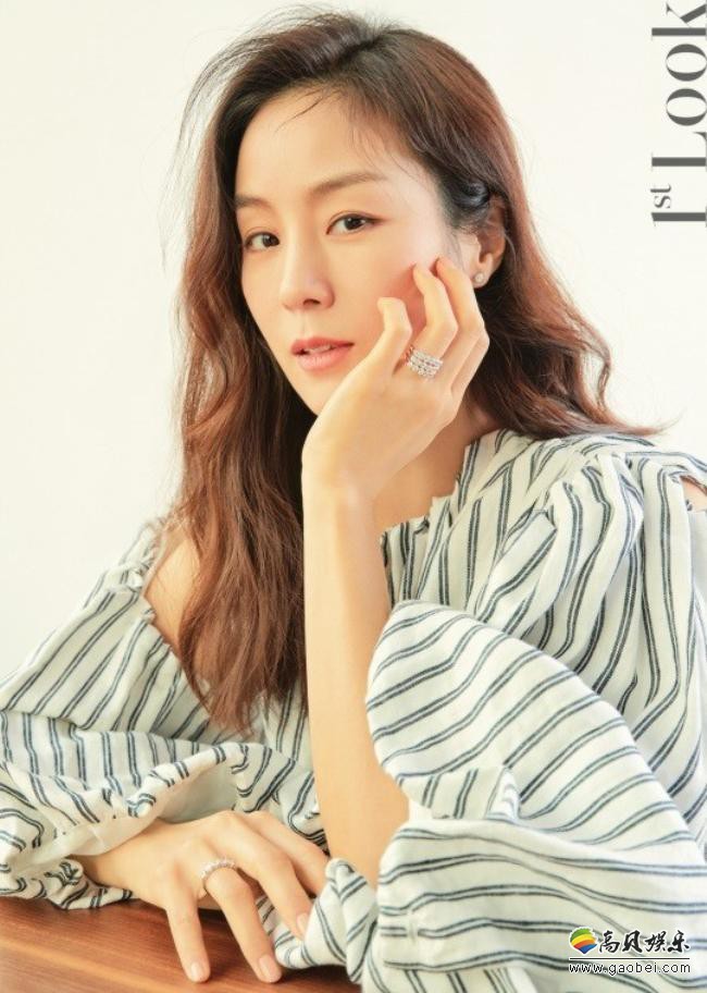 韩国女艺人文静媛为某杂志最新一期拍摄写真，恬静自然风格符合个人气质