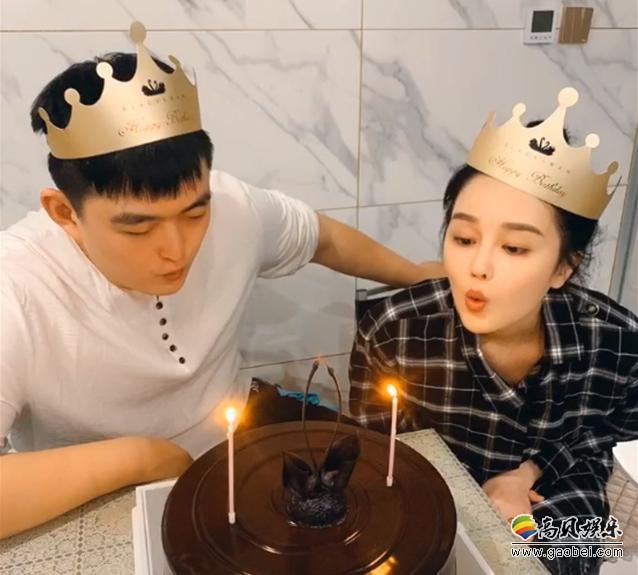 球球和哥哥同吹蜡烛庆祝生日