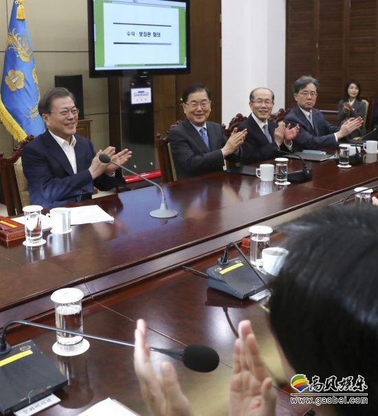 韩国总统文在寅在青瓦台官推发文，祝贺《寄生虫》在奥斯卡拿下四个奖项