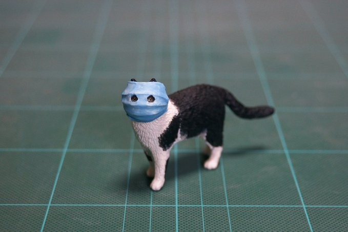 “戴口罩的猫”被日本制作趣味手办小哥做成新手办，惟妙惟肖，笑果十足