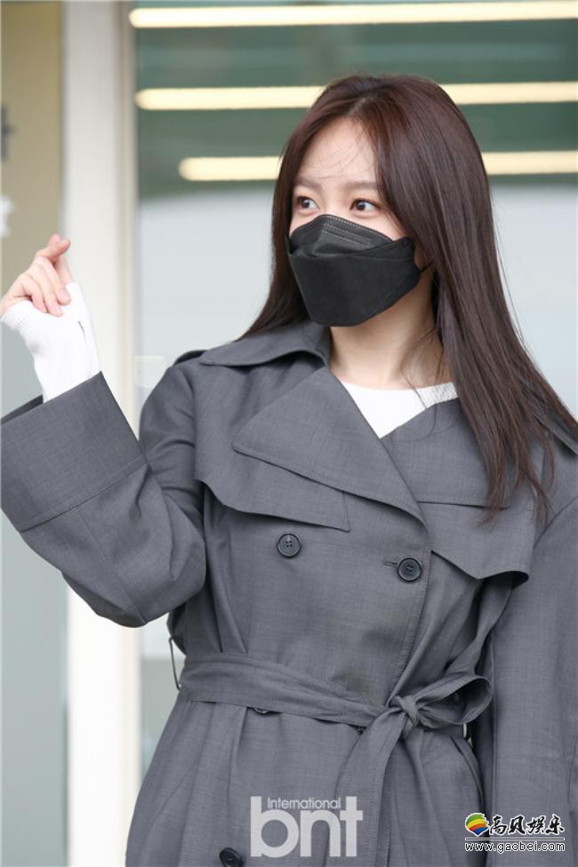 韩国人气歌手演员HaNi安喜延经仁川机场出发，因海外工作日程前往巴黎