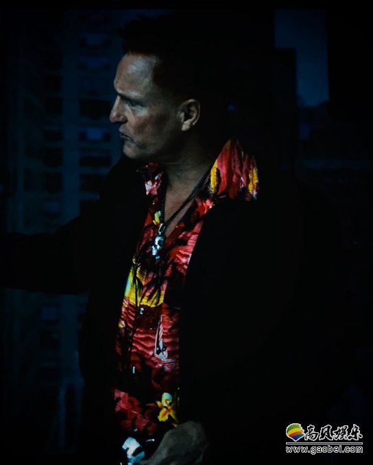 外媒曝光《毒液2》伍迪·哈里森饰演“屠杀”片场照！穿着花衬衫招摇过市