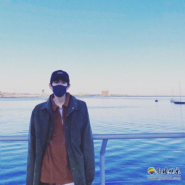 王源晒出近照，照片中王源戴着黑色棒球帽，口罩遮面穿着宽大外衣显清瘦