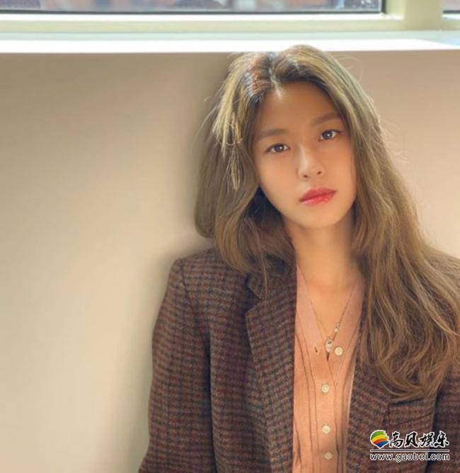 韩国女团AOA成员雪炫社交网站发布一组近照，展示了更胜以往的出众美貌