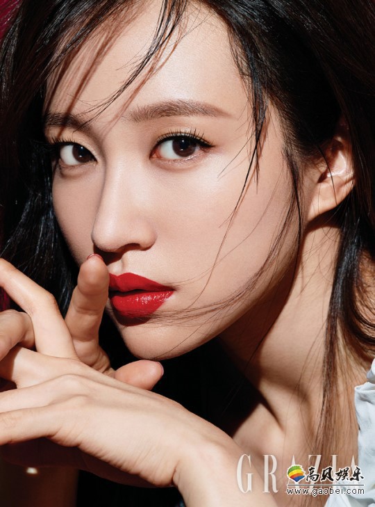 韩国女艺人HaNi发布一组广告写真照，以其出众的容貌吸引广大粉丝目光