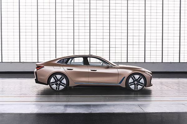 据外媒报道，宝马在其慕尼黑总部发布首款全电动四门轿跑BMW i4概念车