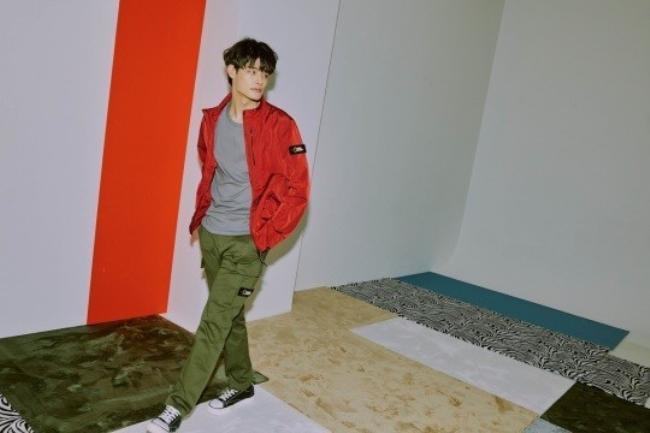 韩国艺人郑赫为某服装品牌拍摄一组最新宣传照,艳丽色彩彰显年轻时尚