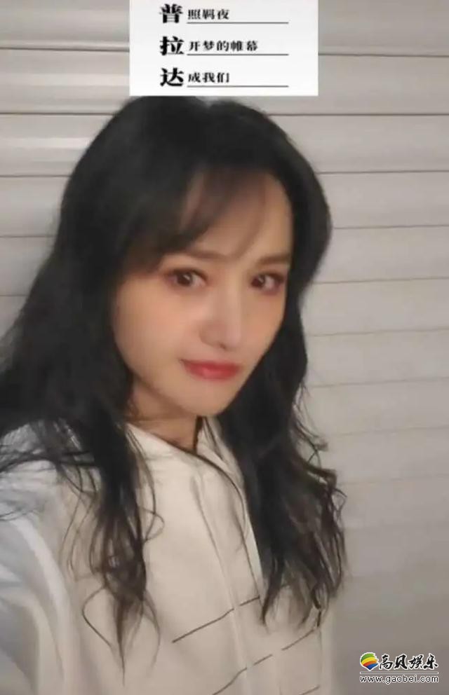 郑爽抖音营业晒出可爱视频视频中郑爽红唇浓妆精致的妆容更凸显五官