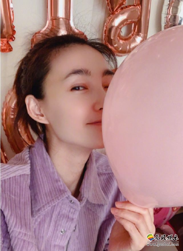 王丽坤微博晒出自己庆生照，紫色上衣置身粉色派对中，未施粉黛清新淡雅