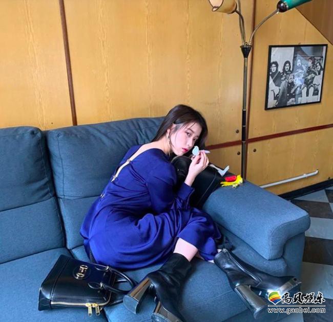 没过多久之后iu又更新了两张照片,身穿丝质蓝色长裙的她蜷坐在沙发上