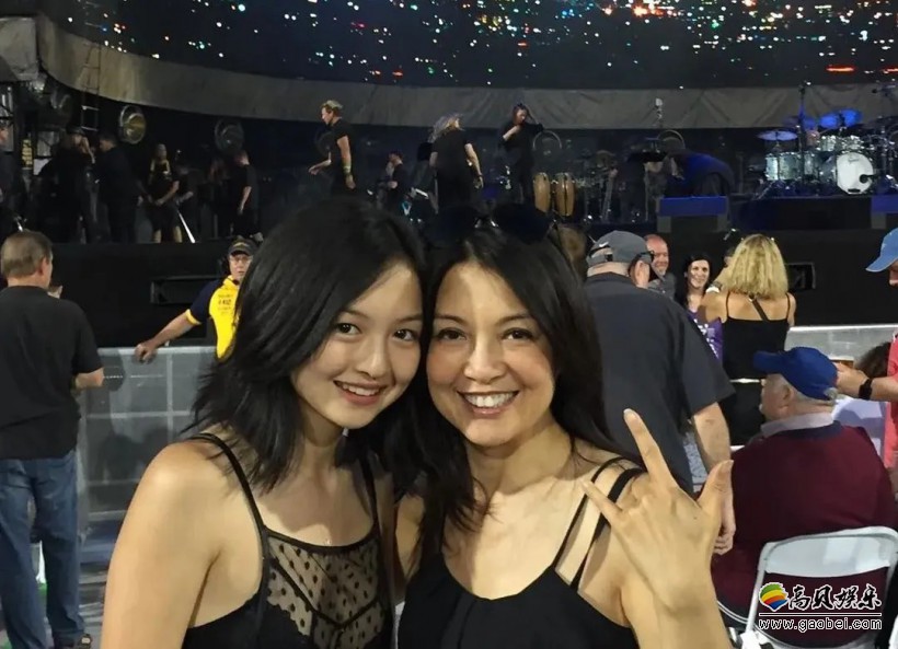 而且女儿的颜值似乎也遗传了温明娜,长得非常漂亮,母女的相处模式也像