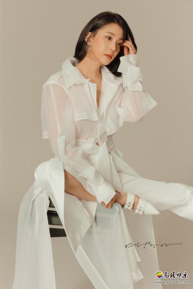 韩高恩受邀为某杂志最新一期拍摄时装写真，高冷性感气质衬托女神般美颜