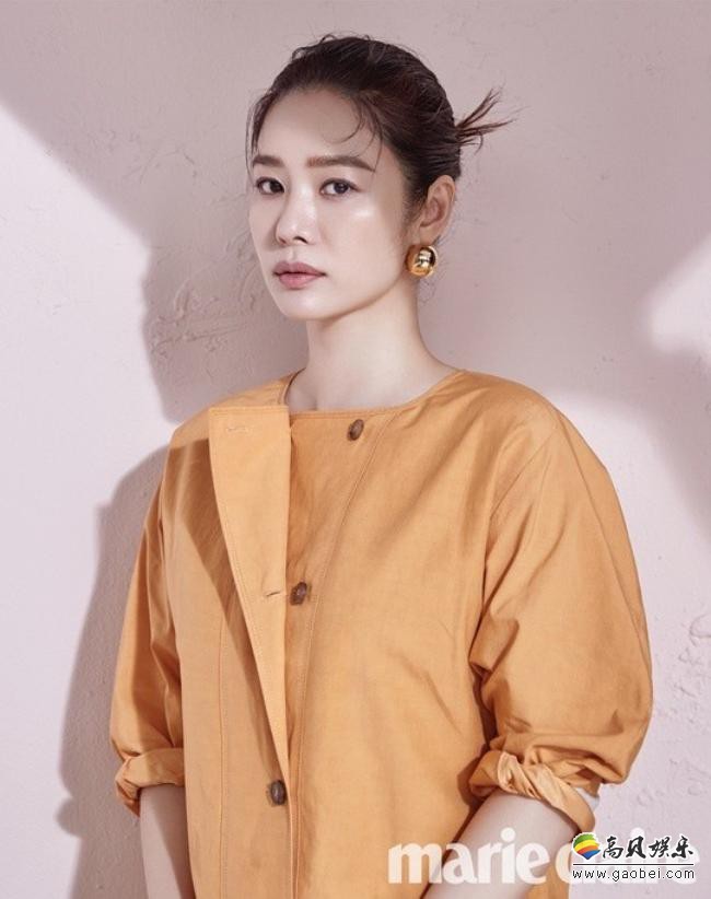 韩国女艺人金贤珠为某杂志最新一期拍摄时装写真，浓厚素雅气质扑面而来
