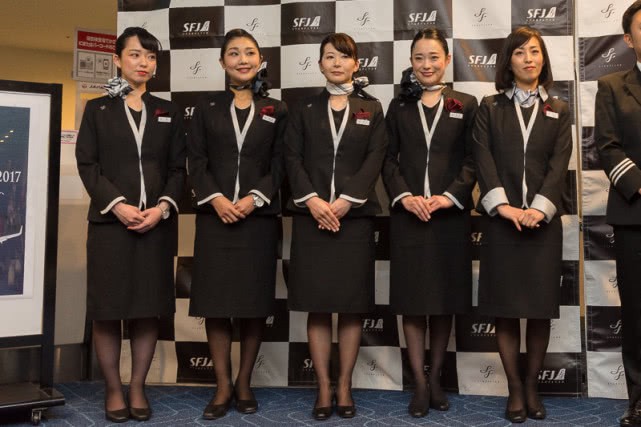日本航空宣布将使用新制服规范,空姐们不需要被强制要求穿裙子,高跟鞋
