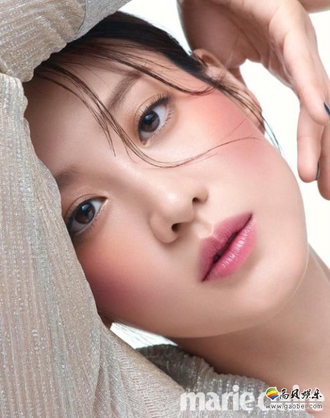 秀贤近日为代言美妆品牌拍摄最新宣传照，精致妆容映衬出极致的美丽脸庞