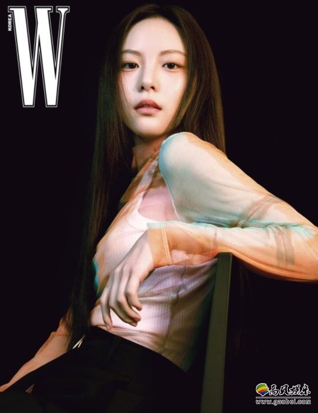 李烈音近日受邀为某杂志最新一期拍摄写真，透露无所不在“韩式冷峻美”