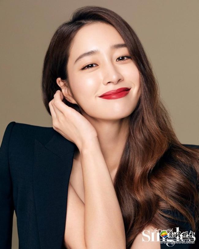 李珉廷为某杂志最新一期拍摄写真照“烈焰红唇”展示其优雅迷人女性魅力