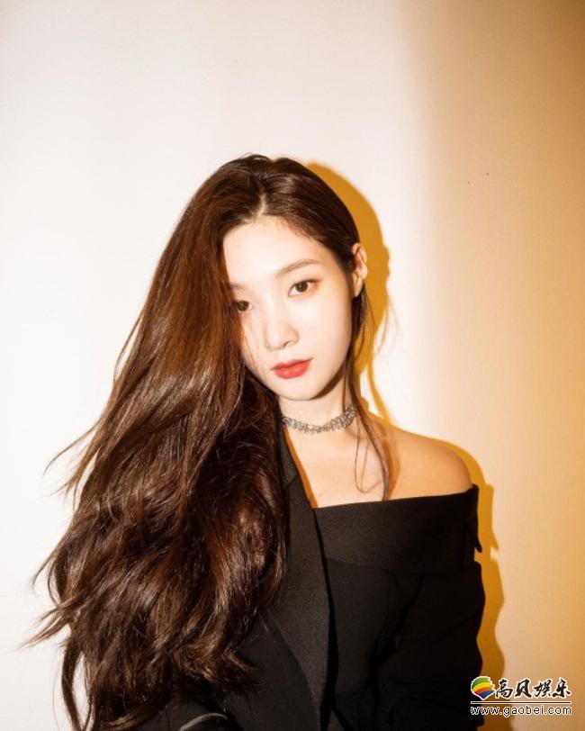 DIA成员郑采妍近日在SNS发布一组近照，展示越来越成熟优雅的女性魅力