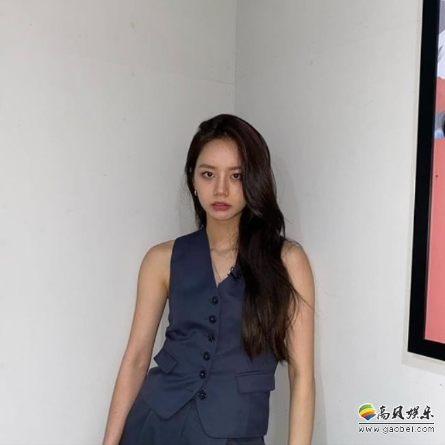 girls day李惠利近日在sns发布一组近照,素颜模样吸引