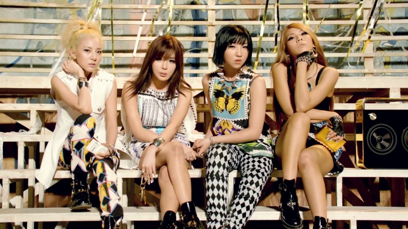 2ne1是在哪年正式出道?该团由几位成员组成?团队名称包含哪些意义?