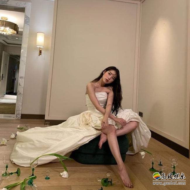 IU近日在SNS发布一组广告拍摄现场照，简直是标准“女神＋公主”混合体