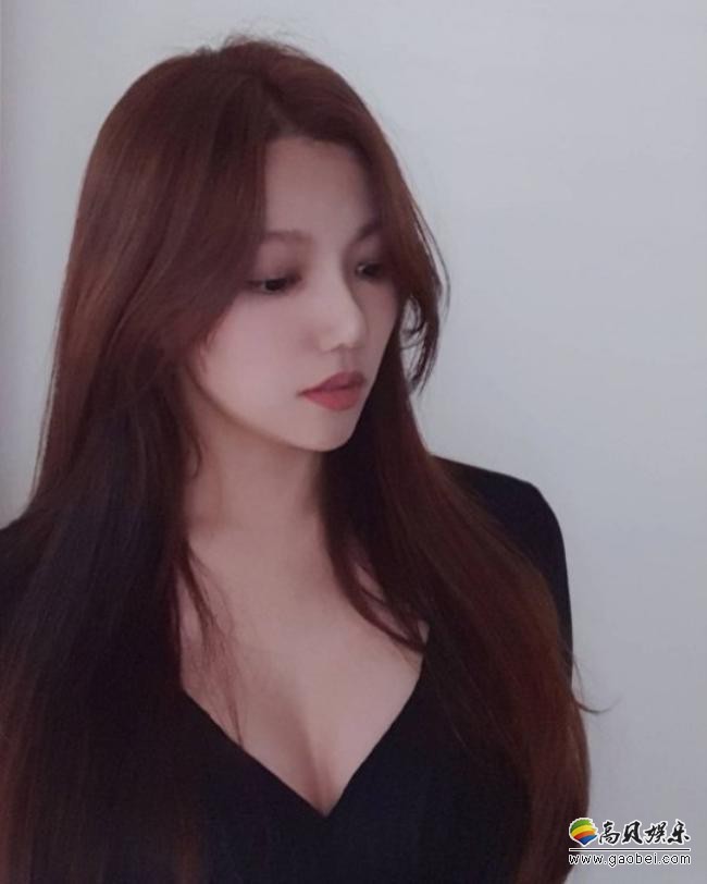 李彩英近日在SNS发布一组近照，展示其性感火爆身材，不俗气质吸引眼球