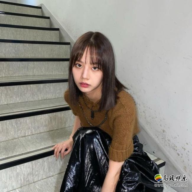 李惠利近日在个人sns发布一组近照,极致素颜模样吸引了广大粉丝的目光