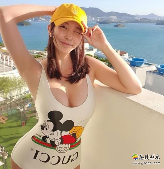 赵秀雅近日在SNS发布一组泳装照，展示其性感火爆好身材！吸引粉丝眼球