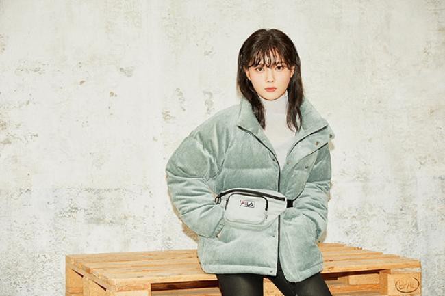 金裕贞为代言品牌拍摄一组最新宣传照，厚重秋冬装被她演绎出俏皮时尚感