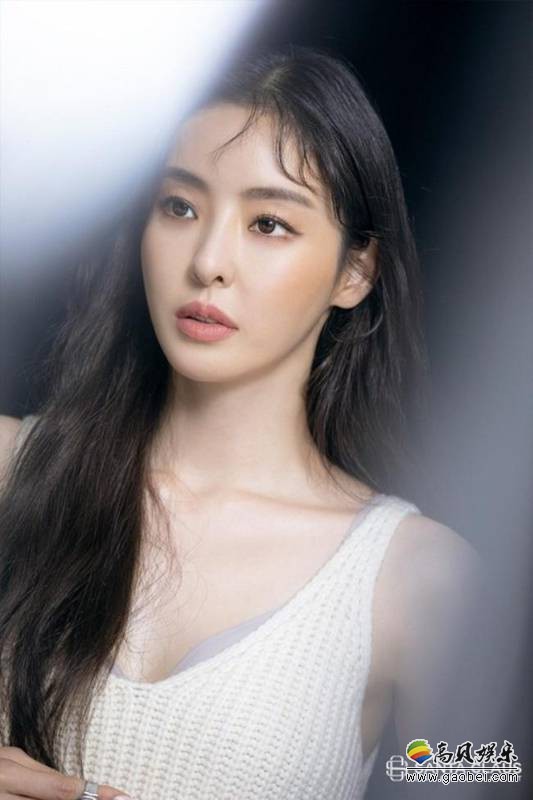 李多喜经纪公司近日发布一组李多喜未公开杂志写真冷峻气质美扑面而来