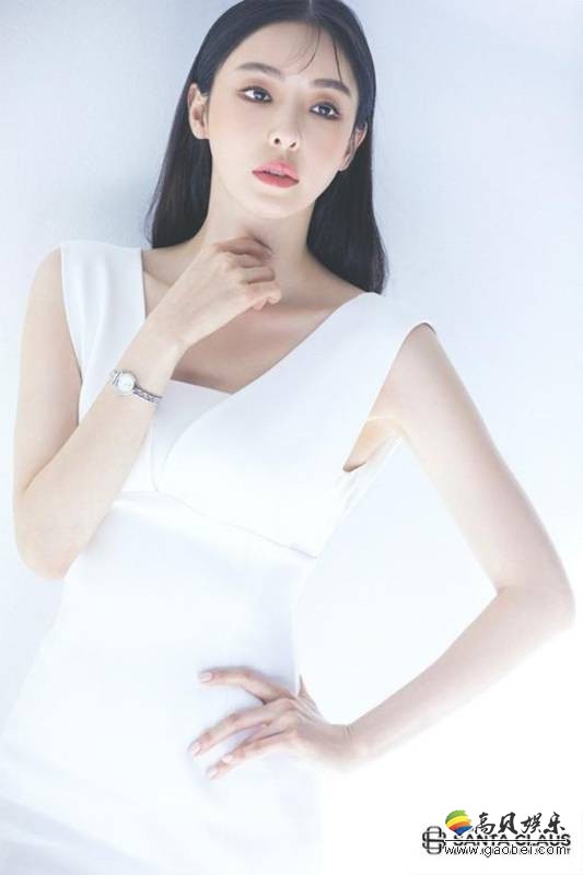 李多喜经纪公司近日发布一组李多喜未公开杂志写真冷峻气质美扑面而来