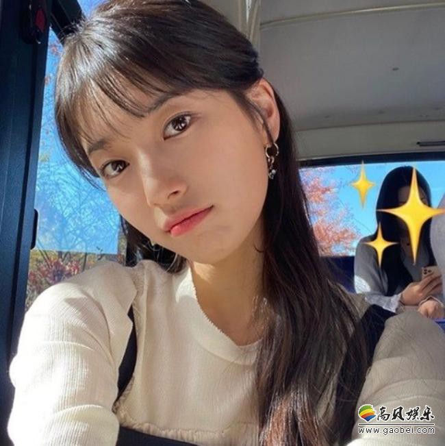 秀智近日在sns发布一组自拍照,几乎素颜的"国民初恋"展示其出众美貌