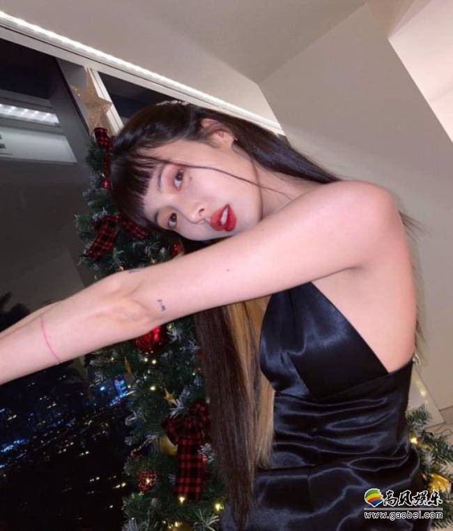 泫雅近日在SNS发布一组近照，她与圣诞树互动场景，吸引众多粉丝的目光