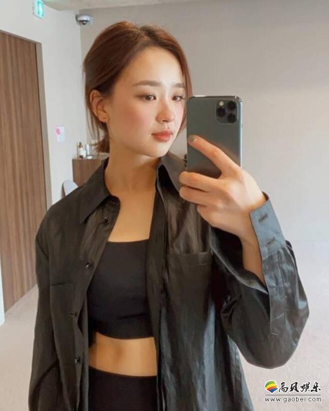 花样体操运动员孙妍在近日发布自拍照，以其出众美貌和身材吸引粉丝目光