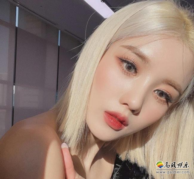 izone权恩妃近日在sns发布近照出众美貌金色短发吸引粉丝们目光