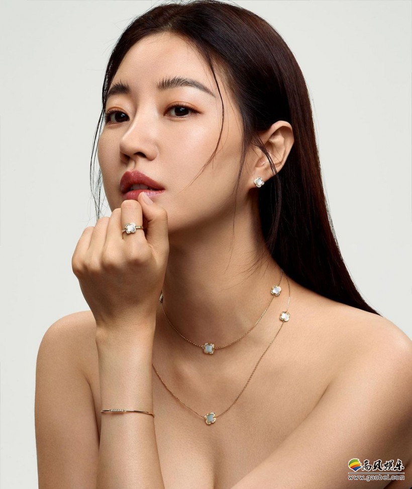 12月21日,韩国女演员金莎朗为某时尚杂志拍摄的一组写真公开,42岁的她