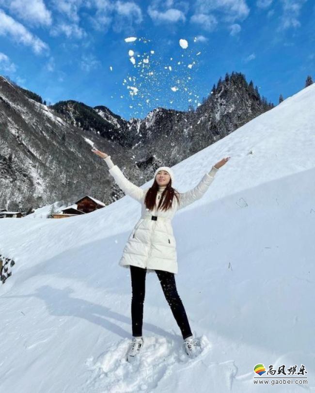 Jessica近日在SNS留言“Miss you, Olaf”并发布了一组她在雪地里照片
