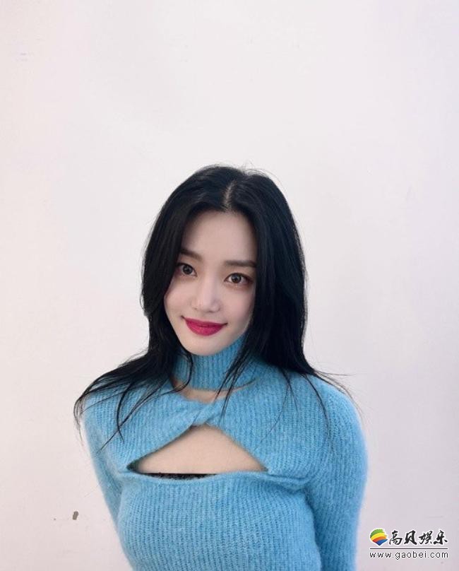 李侑菲近日在sns发布一组自己近照展示了其标志性的清新脱俗出众美貌
