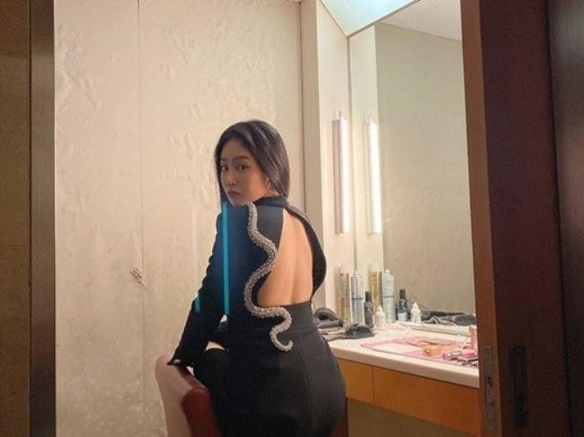 昭宥近日在SNS发布近照，以其难得一见的“背影杀”吸引广大粉丝们目光