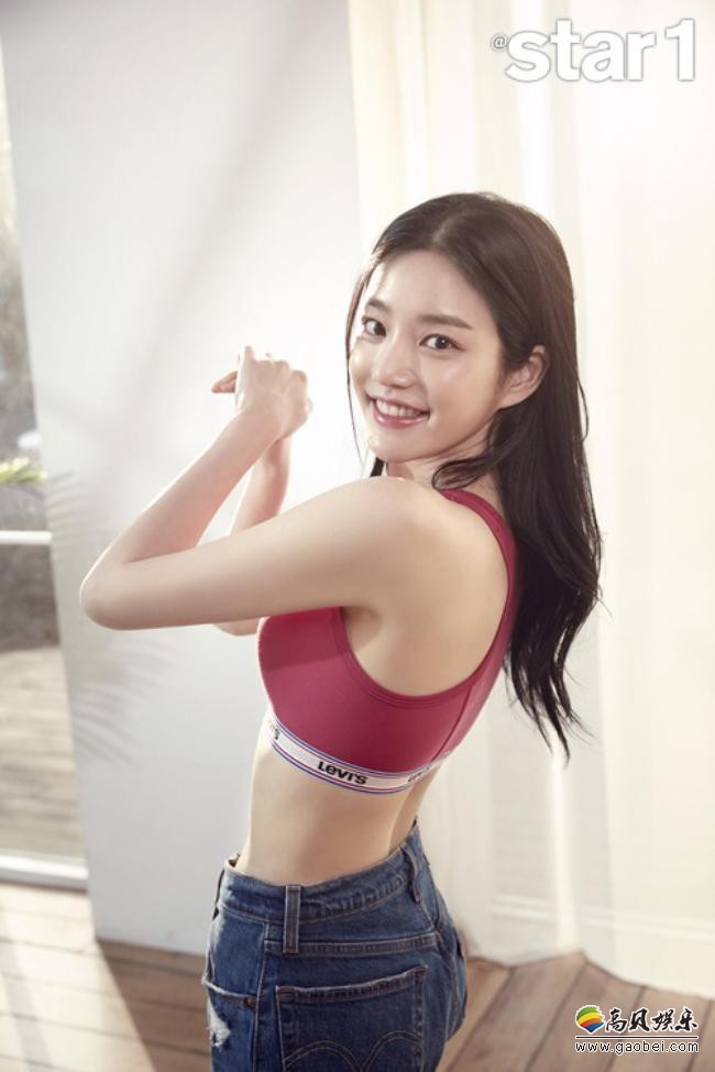 李侑菲近日为某杂志最新一期拍摄内衣写真照,展现她独