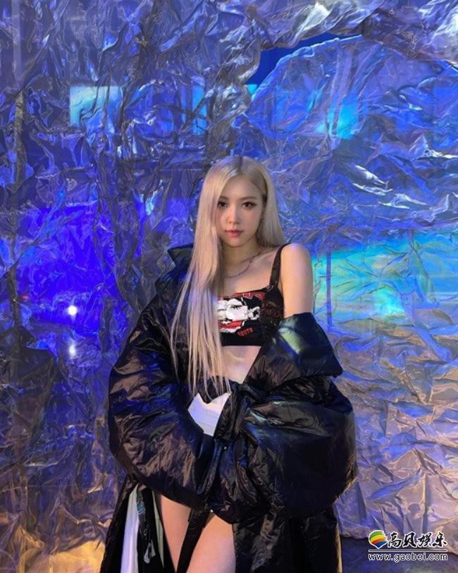 BLACKPINK成员ROSE发布近照，露出香肩展示性感身材，吸引粉丝们眼球