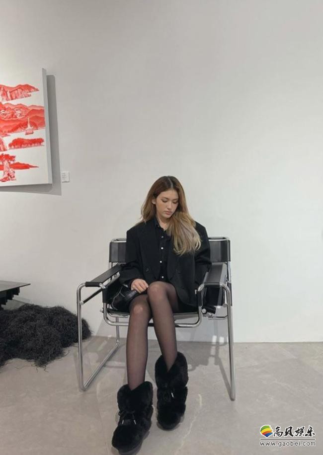 全昭弥近日在sns发布一组近照黑丝美腿展示出众美貌和完美比例身材