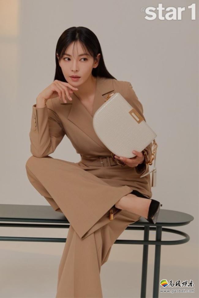 金素妍最近为某杂志最新一期拍摄封面写真照各种韩式气质装扮轻松驾驭