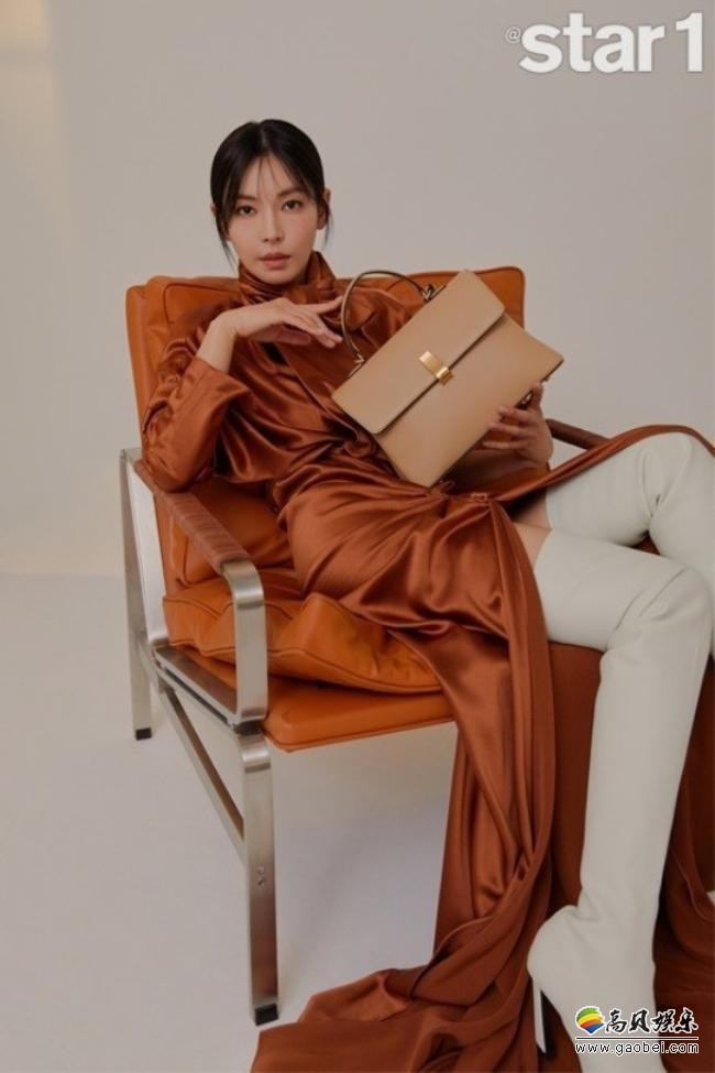 金素妍最近为某杂志最新一期拍摄封面写真照各种韩式气质装扮轻松驾驭